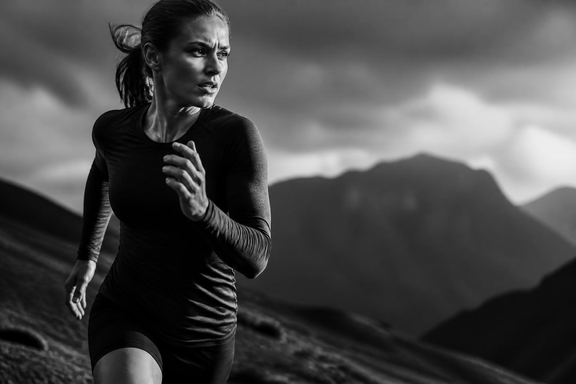 Atleta em ação, fotografia editorial em preto e branco